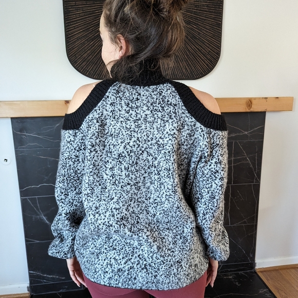 Women's POL Cold Shoulder Turtleneck Sweater Size Small Grey Black NWT - Picture 8 of 12